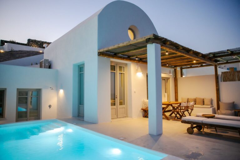 Privacy in Santorini